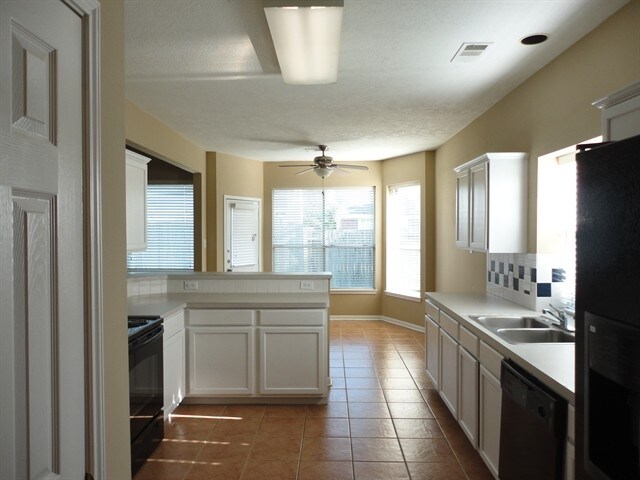 Building Photo - 17927 Scenic Oaks Dr