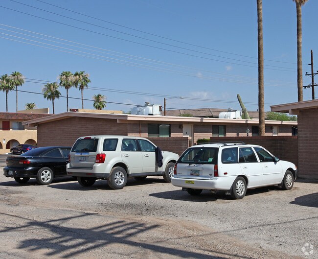 Building Photo - 1002 E Lester St