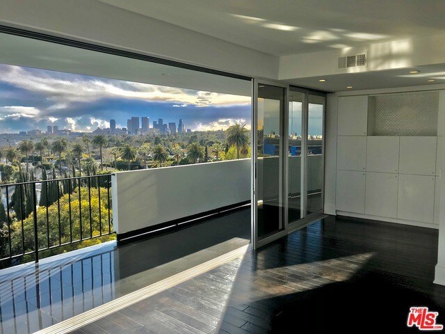 Foto del edificio - 818 N Doheny Dr