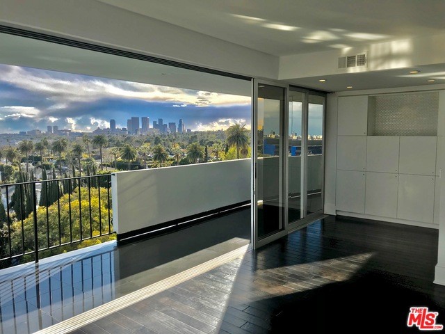 Building Photo - 818 N Doheny Dr