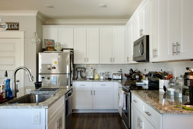 Building Photo - 3 Bed 3.5 Bath Luxury Townhome in Convenient Location!