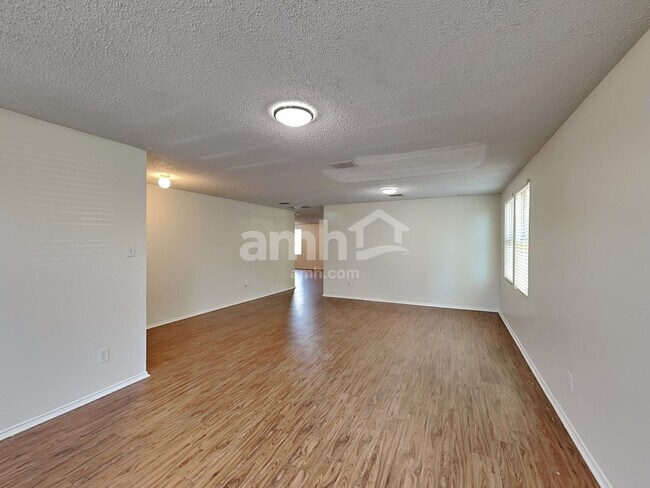 Foto del edificio - 3865 Thoroughbred Trail