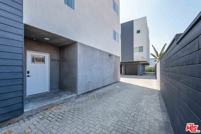 Building Photo - 2101 S Burnside Ave