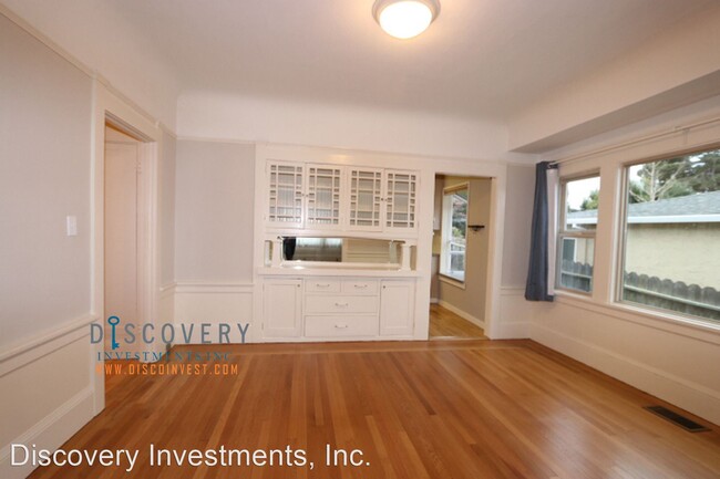 Building Photo - 4 br, 2.5 bath House - 5622 Huntington Ave.
