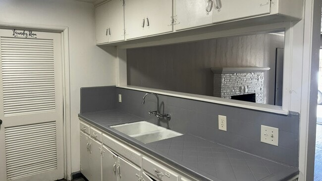 Building Photo - 3465 Mayfair Dr S