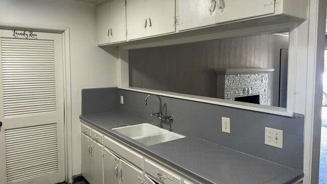 Foto del edificio - 3465 Mayfair Dr S