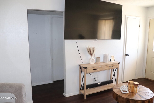 Building Photo - 5409-5409 Edmonton Ave