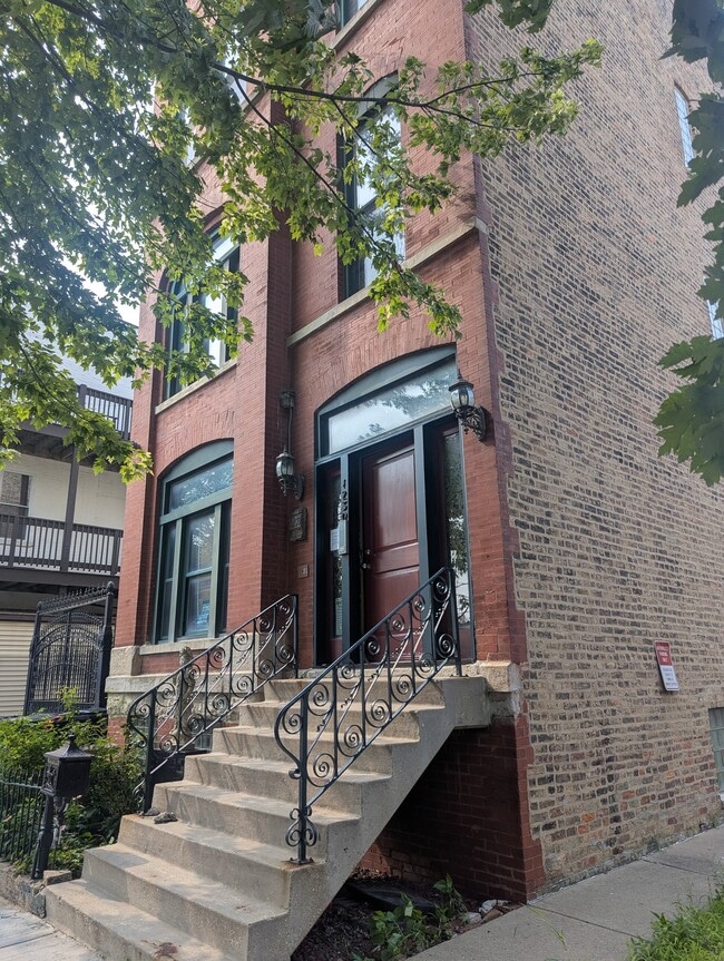 Building Photo - 1230 W Hubbard St
