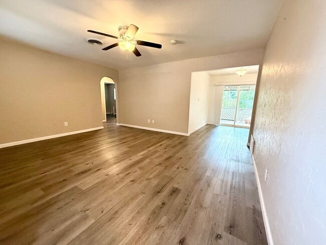 Building Photo - Cute & Close to Golf Course