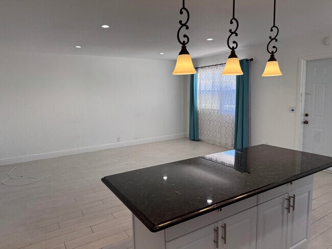 Foto del edificio - 669 Monaco Ct