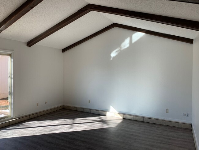 Foto del edificio - HOME ON QUIET STREET NEAR HOSPITAL