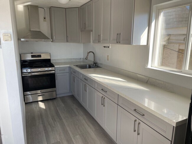 Foto del edificio - 2bed/1bath with off-street parking, onsite...