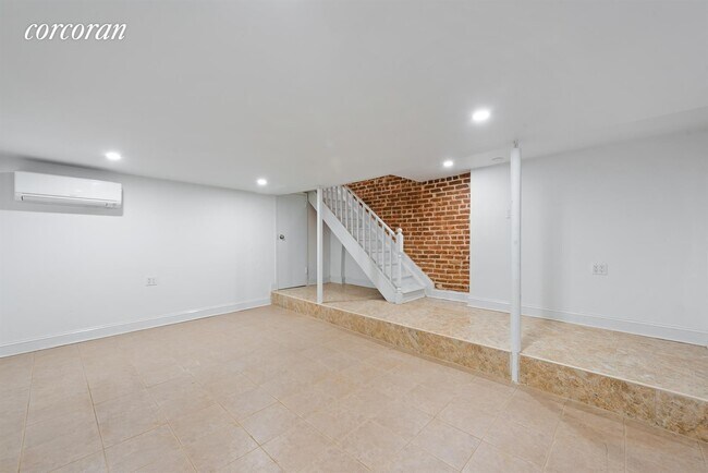 Building Photo - 542 Lexington Ave