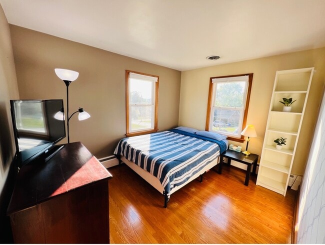 First floor front bedroom - 324 Woodland View Dr