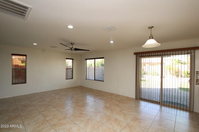 Building Photo - 2142 E Campo Bello Dr