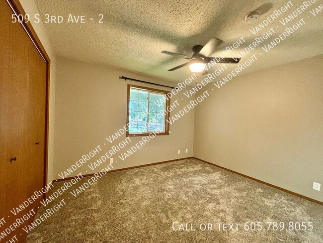 Building Photo - Updated 2 Bedroom Apartment! FREE Garage!