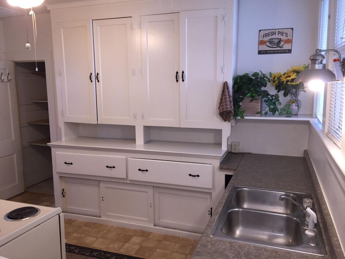 Kitchen - 812 Florence Ave