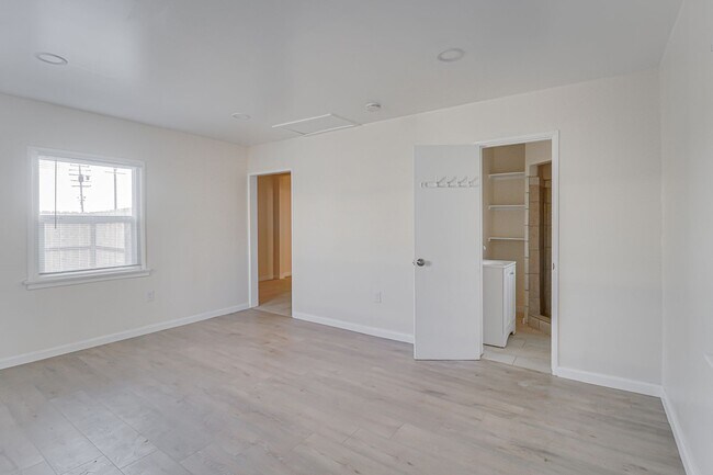 Building Photo - 2 bed 1 bath in Oildale!