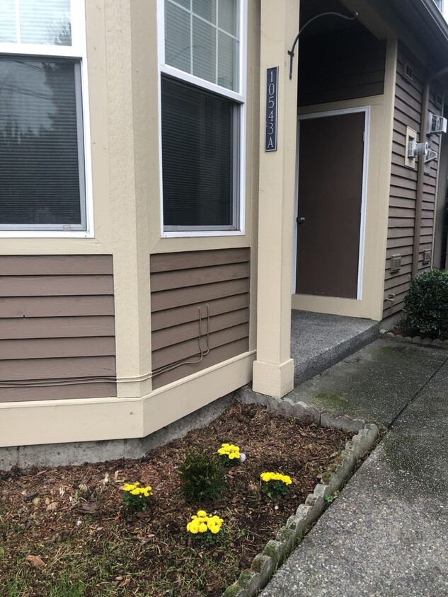 Foto principal - Charming Two Bedroom Town Home New Carpets...
