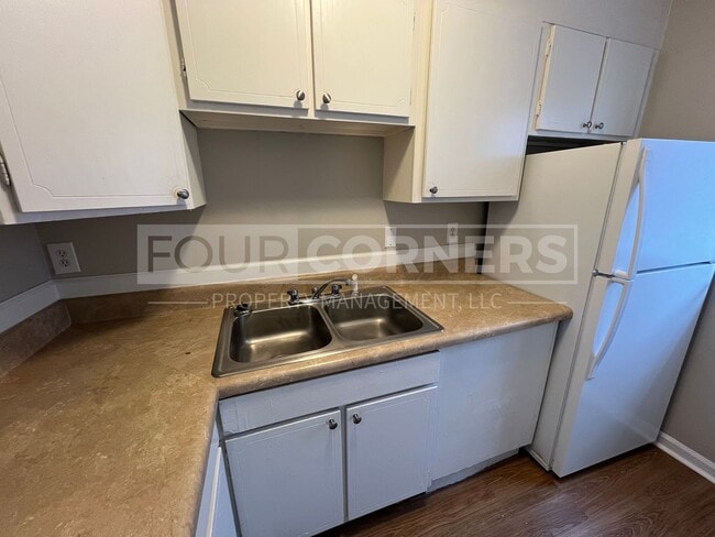 Building Photo - Spacious 2 Bedroom 1.5 Bath Townhome