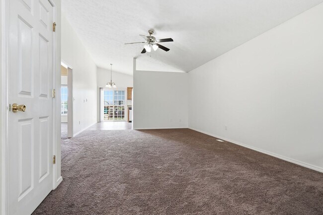 Foto del edificio - Beautiful 4 BR house in east Bloomington