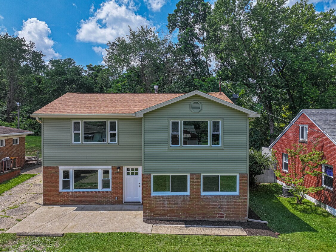 Foto principal - 734 Millers Run Rd