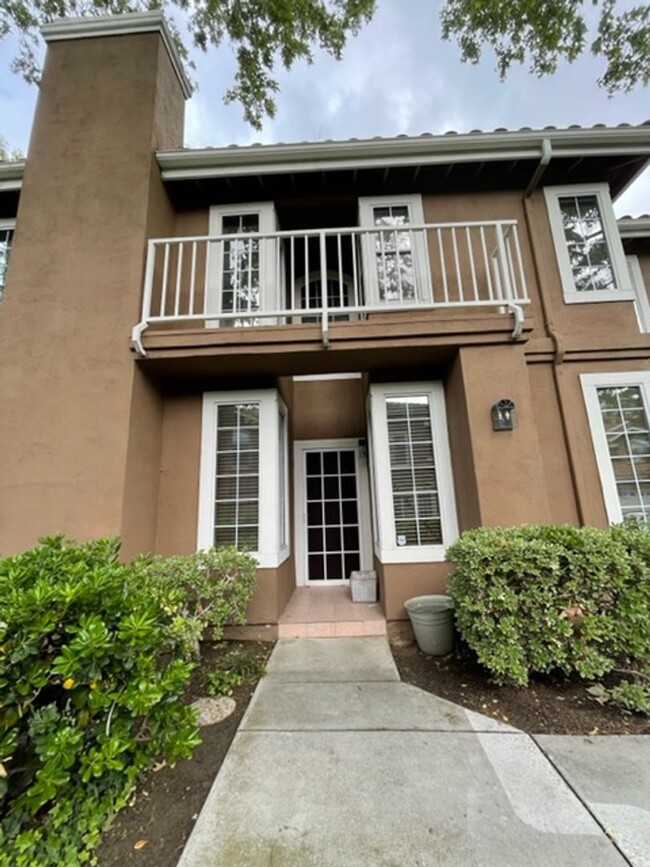 Foto del edificio - Beautiful 4 bedroom/ 3 full bath townhome ...