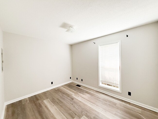 Building Photo - 3 Bedroom 2 Bathroom Home!