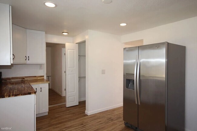 Building Photo - 3 br, 1 bath House - 4703 101st Street Sou...