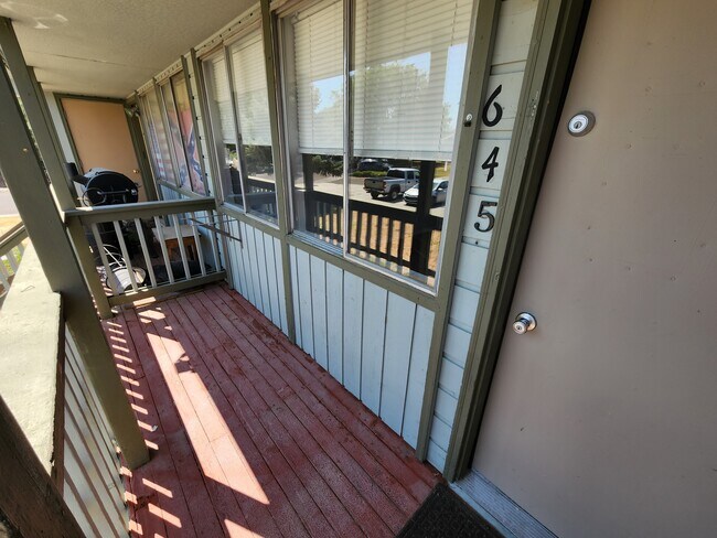 Front Porch - 645 SE 6th Ave