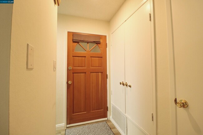 Building Photo - 456 Holiday Hills Dr