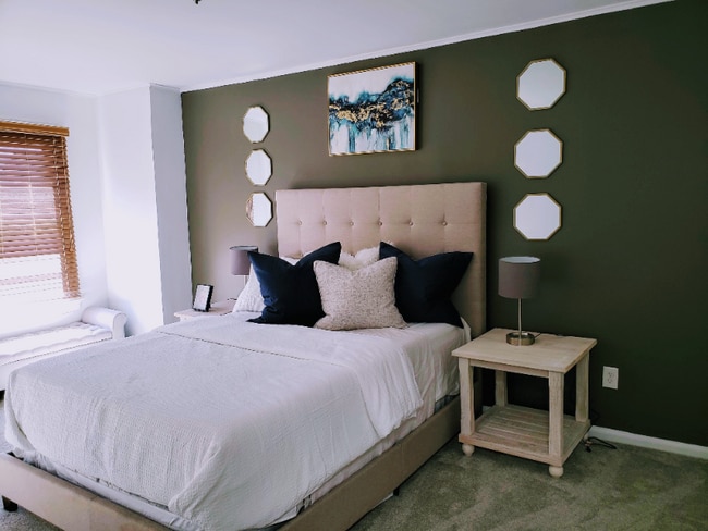 Building Photo - 628 William St