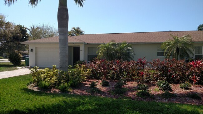 Building Photo - ** NAPLES PARK ** 2 BED / 1 BATH + GARAGE ...
