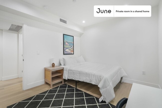 Building Photo - Private bedroom in 3 bed/2 bath Home