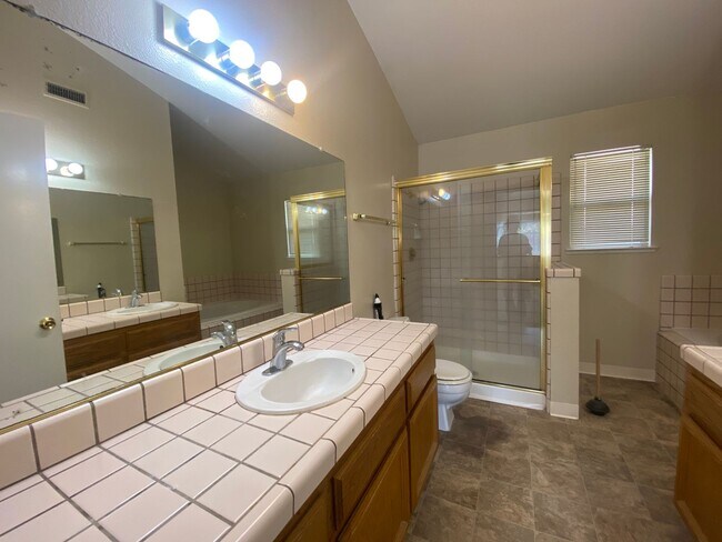 Foto del edificio - Great 4 bedroom near schools and parks