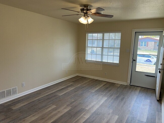 Building Photo - 1208 Ridgemont Dr