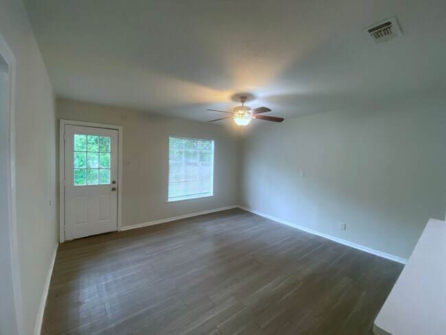 Building Photo - Newly Remodeled 3 bd | 1 ba Available Now! Located near Basse Rd/Blance Rd minutes from Alamo Qua...