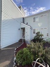 Building Photo - 228 Courtyards E