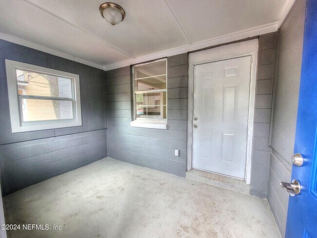 Foto del edificio - 1353 W 25th St