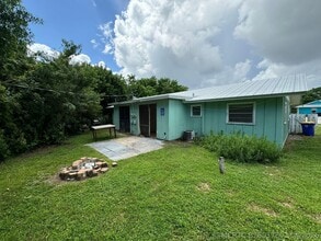 Building Photo - 3002 SE Camino Ave