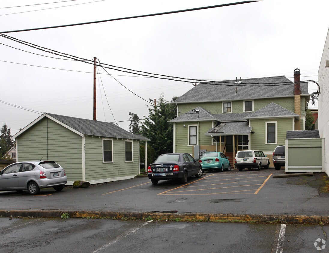 Building Photo - 914 7th St
