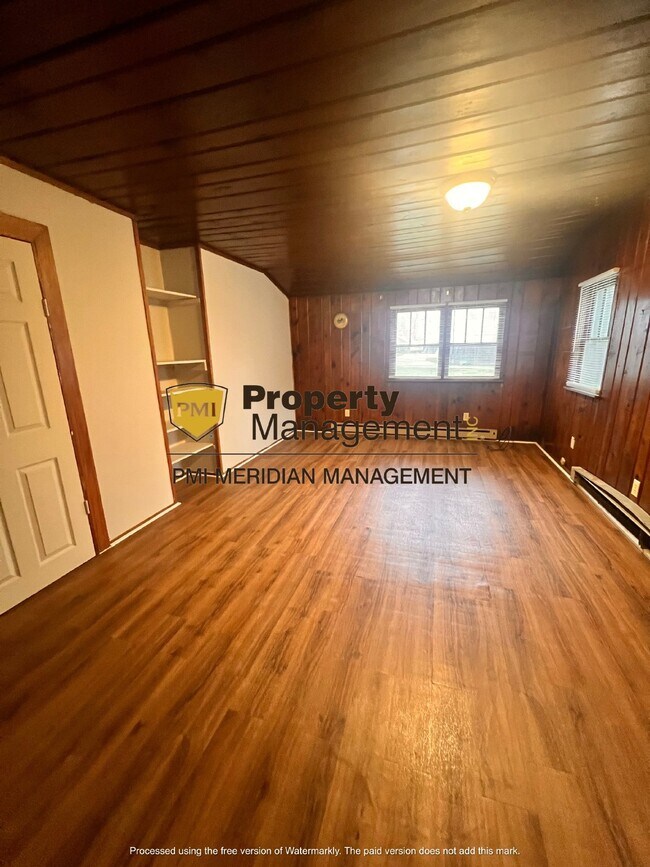 Building Photo - Cozy and Charming 1 Bed Duplex in Greenfie...