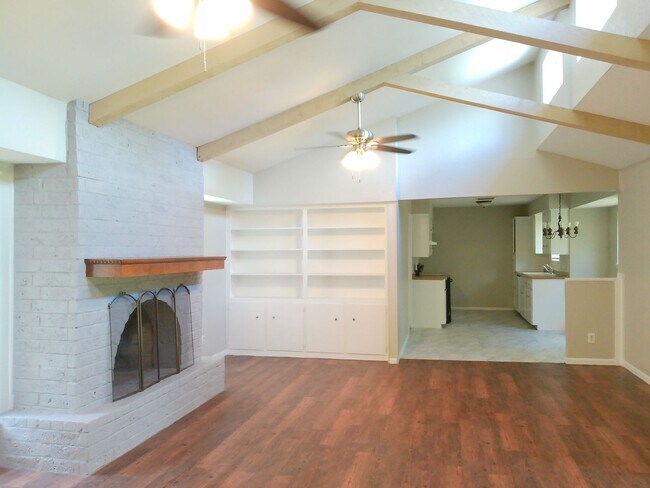 Foto del edificio - 4622 Newbury Ln