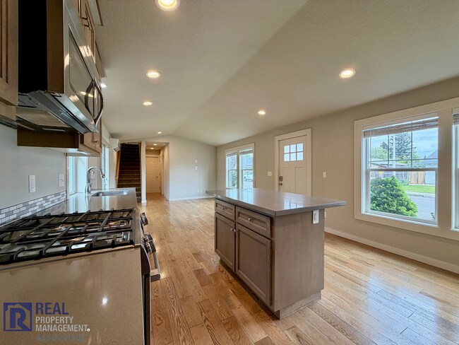 Foto del edificio - Spacious & Modern 3BR/2BA Home in Quiet Hillsboro Neighborhood