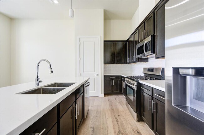Foto del edificio - 136 Knightsbridge Park Ln