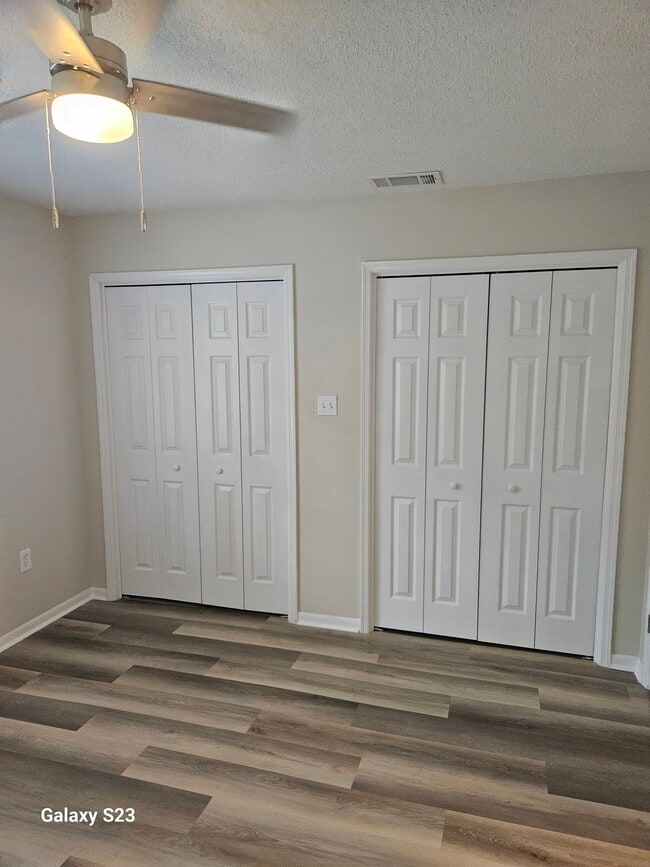 1st bedroom - 2220 E Victory Dr