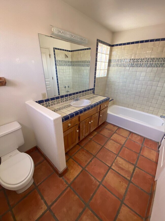 Foto del edificio - Beautiful 2 Story Town Home Located off of...