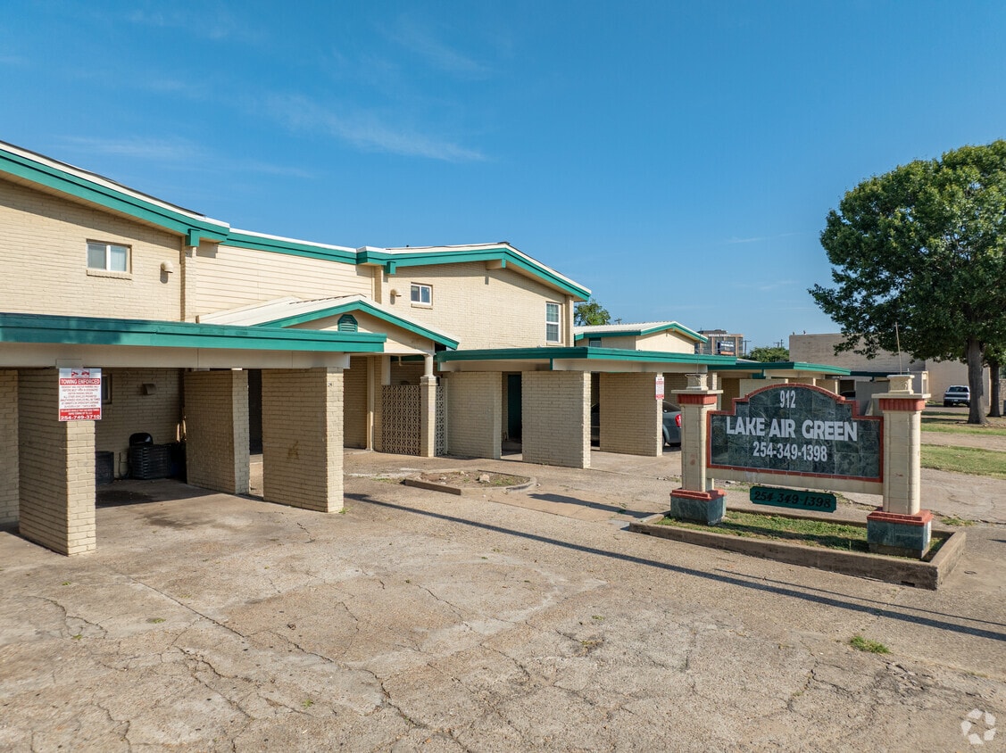 Primary Photo - Lake Air Green Apartments