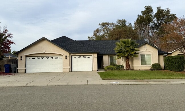 Foto del edificio - Beautiful updated 4/2 with 3 car garage close to Costco and south Redding Amenities!  Dog friendl...