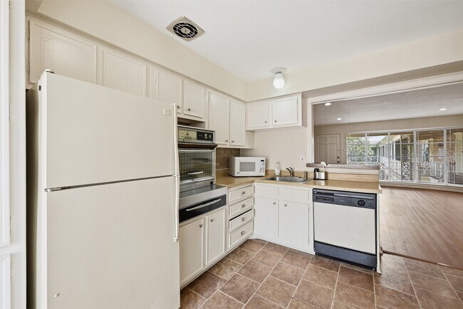 Foto del edificio - 2727 Briarhurst Dr